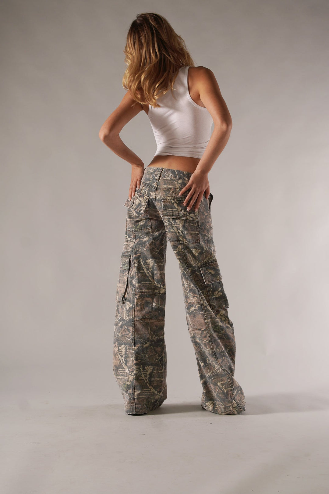 Damen Cargohose mit Camouflage-Muster und aufgesetzten Seitentaschen
