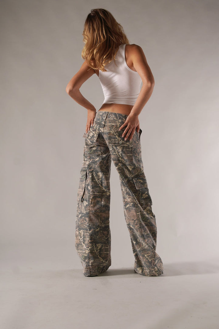 Damen Cargohose mit Camouflage-Muster und aufgesetzten Seitentaschen