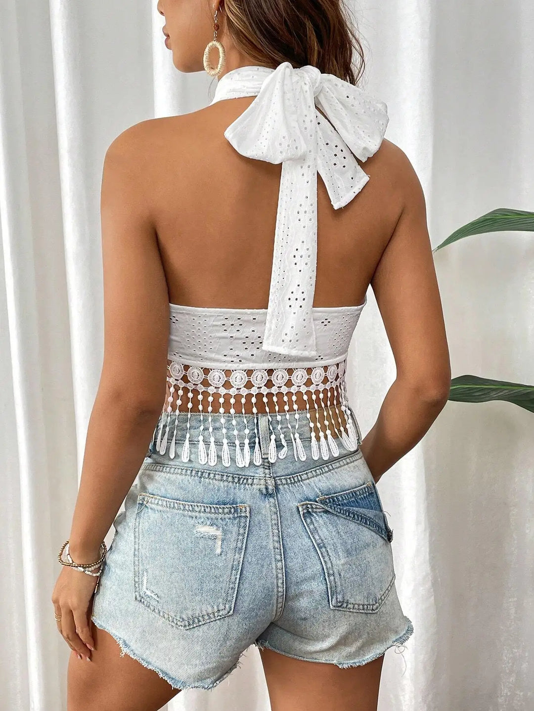 Damen Crop Top mit Überkreuztem Nackenträger Bindung im Nacken Lochstickerei und Fransenborte