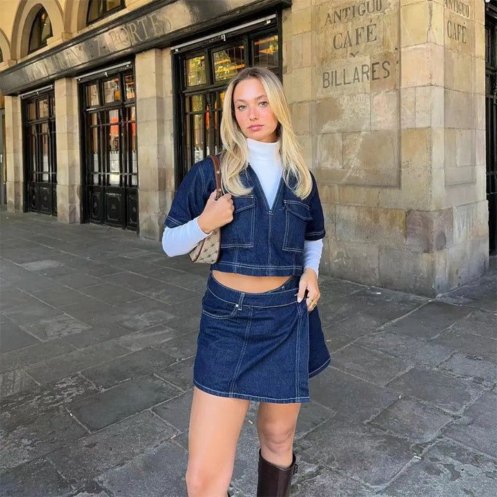 Damen Denim-Set mit Kurzarm-Jacke V-Ausschnitt Brusttaschen und Skort mit Knopfverschluss