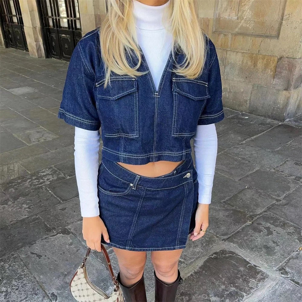 Damen Denim-Set mit Kurzarm-Jacke V-Ausschnitt Brusttaschen und Skort mit Knopfverschluss