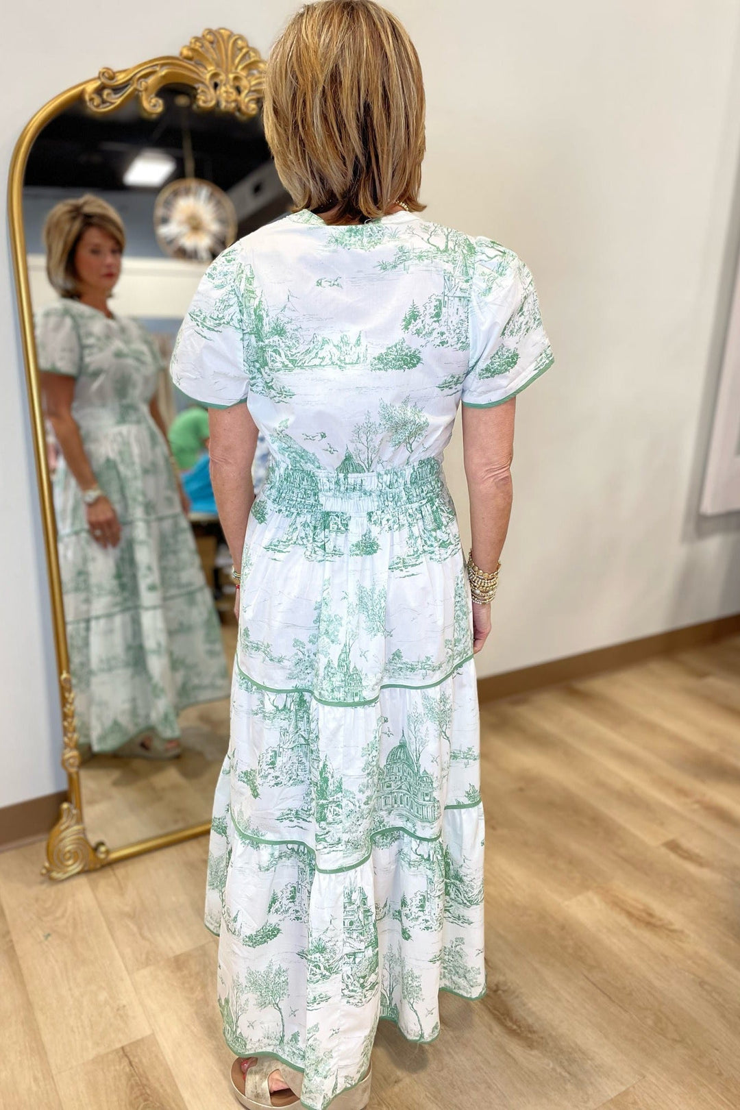 Damen Kurzarm Maxikleid mit Kerbausschnitt geraffter Taille Stufenrock und Druckmuster