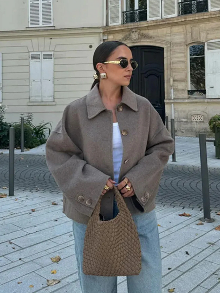 Damen Kurze Jacke mit Knopfleiste Spitzkragen und Langen Ärmeln mit Knopfdetails
