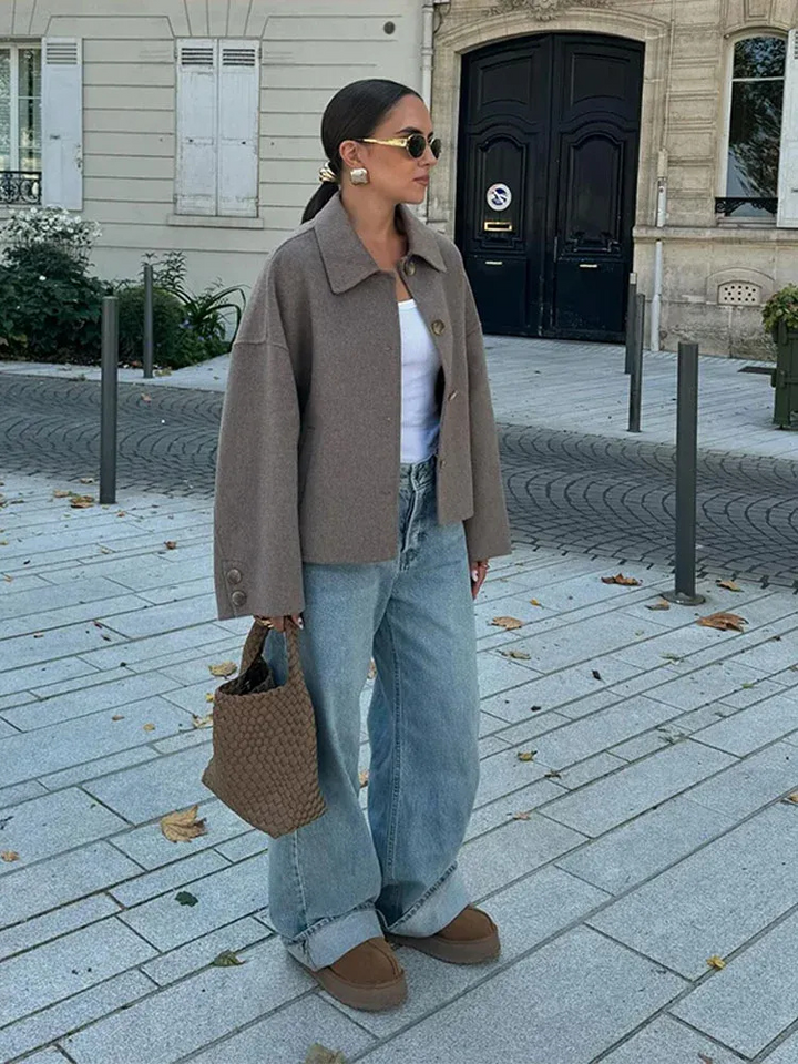 Damen Kurze Jacke mit Knopfleiste Spitzkragen und Langen Ärmeln mit Knopfdetails