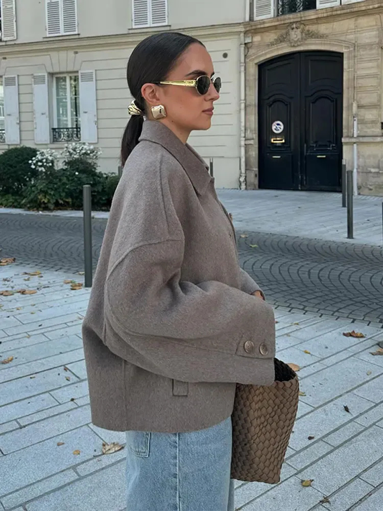 Damen Kurze Jacke mit Knopfleiste Spitzkragen und Langen Ärmeln mit Knopfdetails