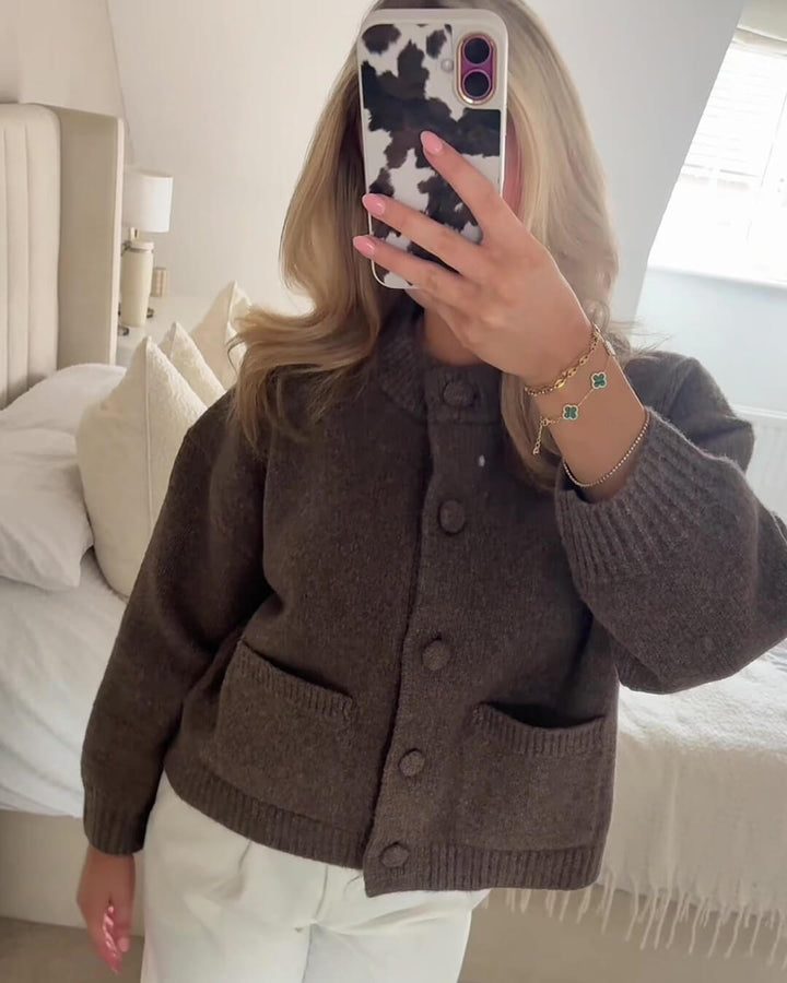 Damen Kurze Strickjacke mit Rundhalsausschnitt Knopfverschluss Zwei Taschen und Gerippten Bündchen