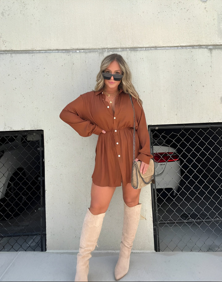Damen Kurzer Jumpsuit mit Hemdkragen Knopfleiste und Kordelzug in der Taille