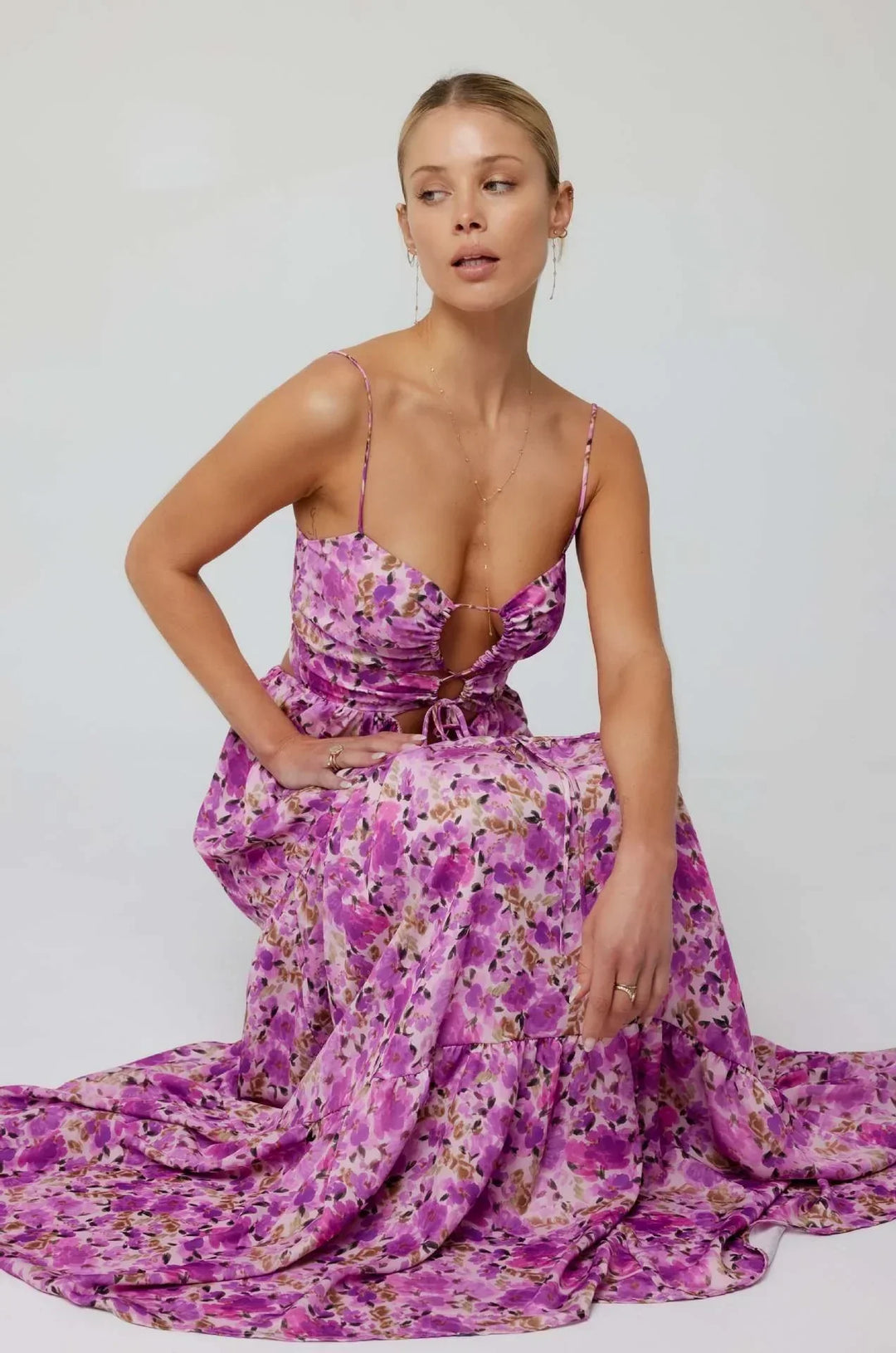 Damen Maxikleid mit Blumenmuster und Aussparungen mit Stufenrock und Spaghettiträgern