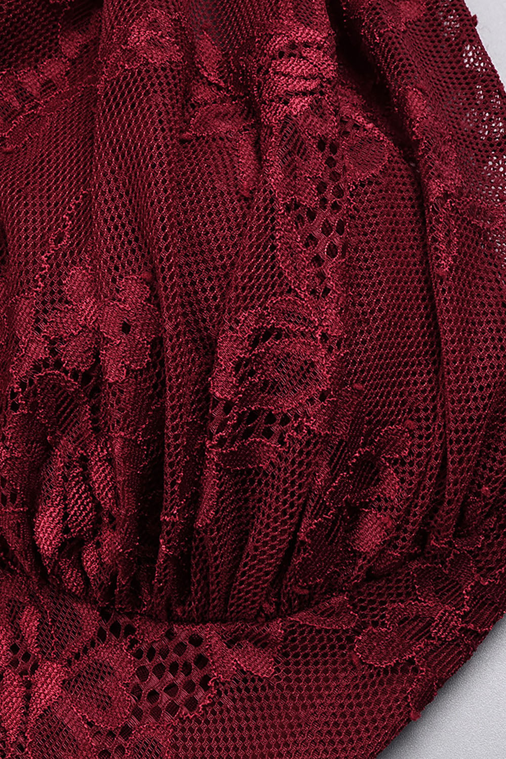 Damen Maxikleid mit einer Schulter und Spitzenmuster und gerafftem Rock