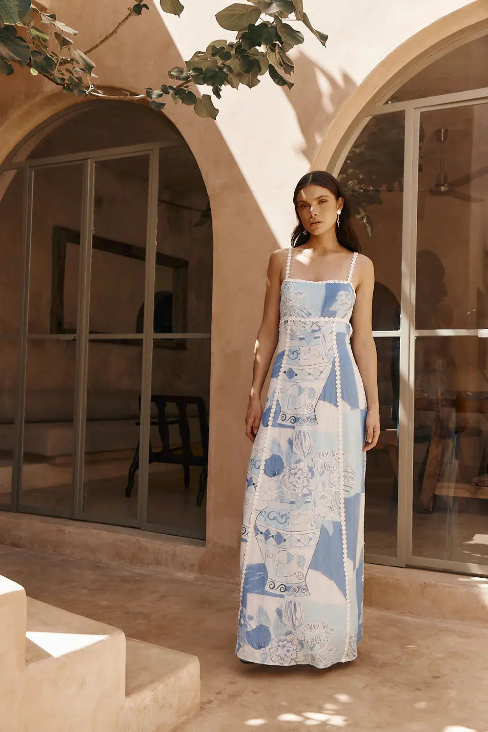Damen Maxikleid mit geradem Ausschnitt und schmalen Trägern mit Zierborte und illustrativem Druckmuster