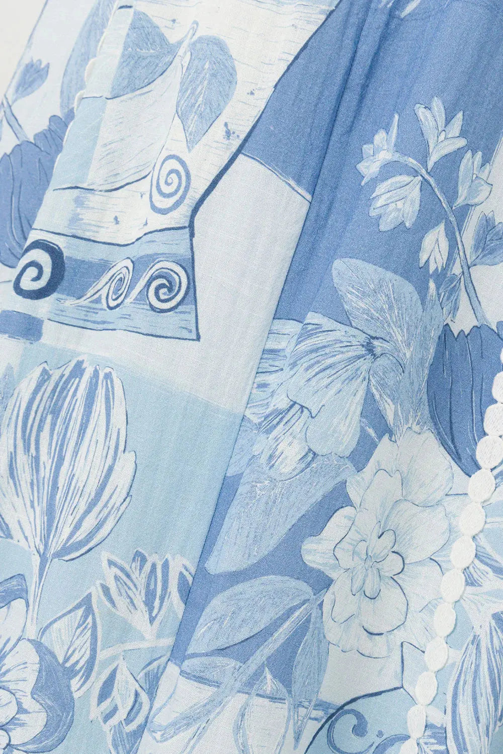 Damen Maxikleid mit geradem Ausschnitt und schmalen Trägern mit Zierborte und illustrativem Druckmuster