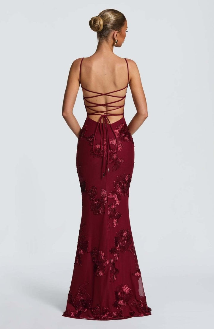 Damen Maxikleid mit Herzausschnitt und Spaghettiträgern mit Schnürung am Rücken und Blumenapplikationen