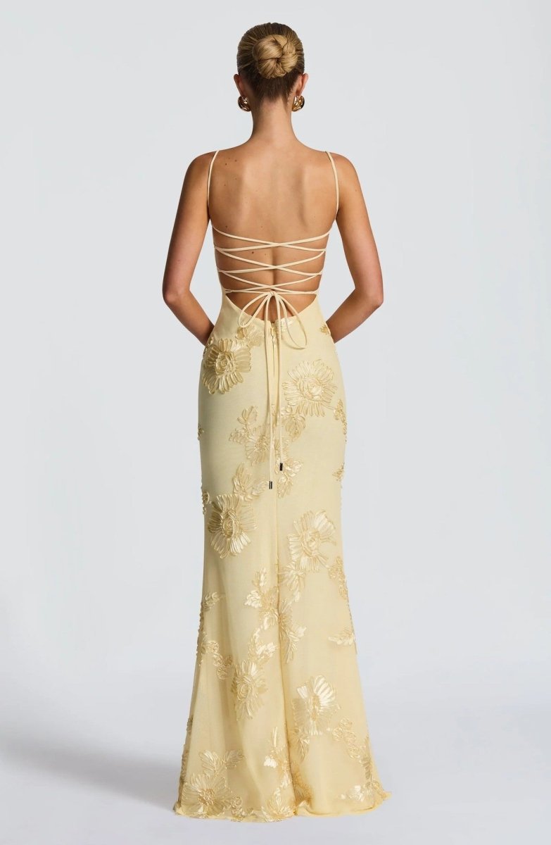Damen Maxikleid mit Herzausschnitt und Spaghettiträgern mit Schnürung am Rücken und Blumenapplikationen
