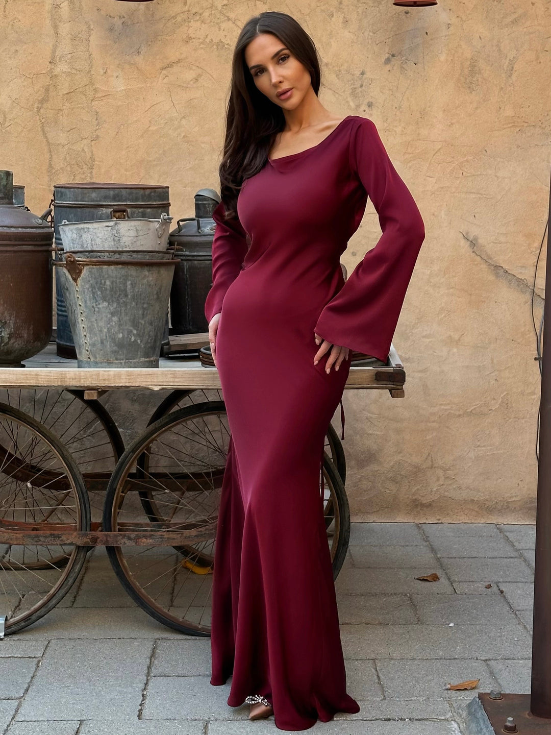 Damen Maxikleid mit Langen Glockenärmeln Rundhalsausschnitt und Bindegürtel am Rücken