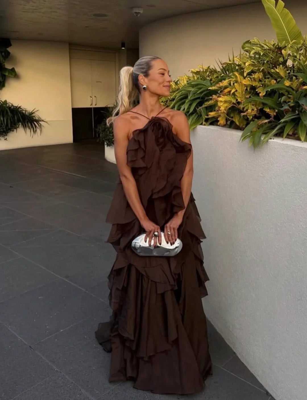 Damen Maxikleid mit Nackenträgern Blütenapplikation und mehrlagigen Volants