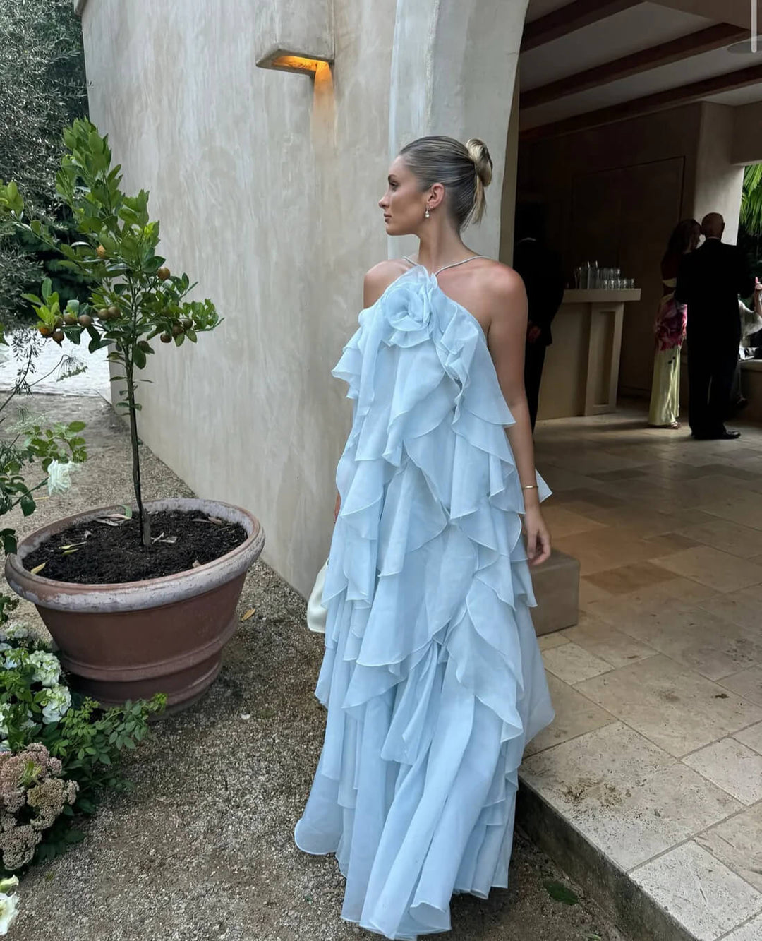 Damen Maxikleid mit Nackenträgern Blütenapplikation und mehrlagigen Volants