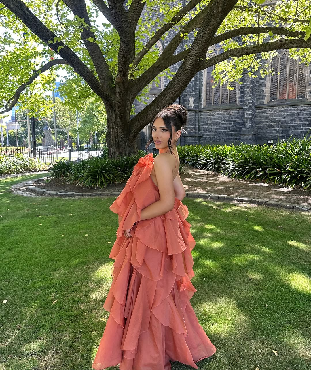 Damen Maxikleid mit Nackenträgern Blütenapplikation und mehrlagigen Volants