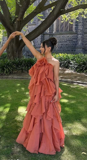 Damen Maxikleid mit Nackenträgern Blütenapplikation und mehrlagigen Volants