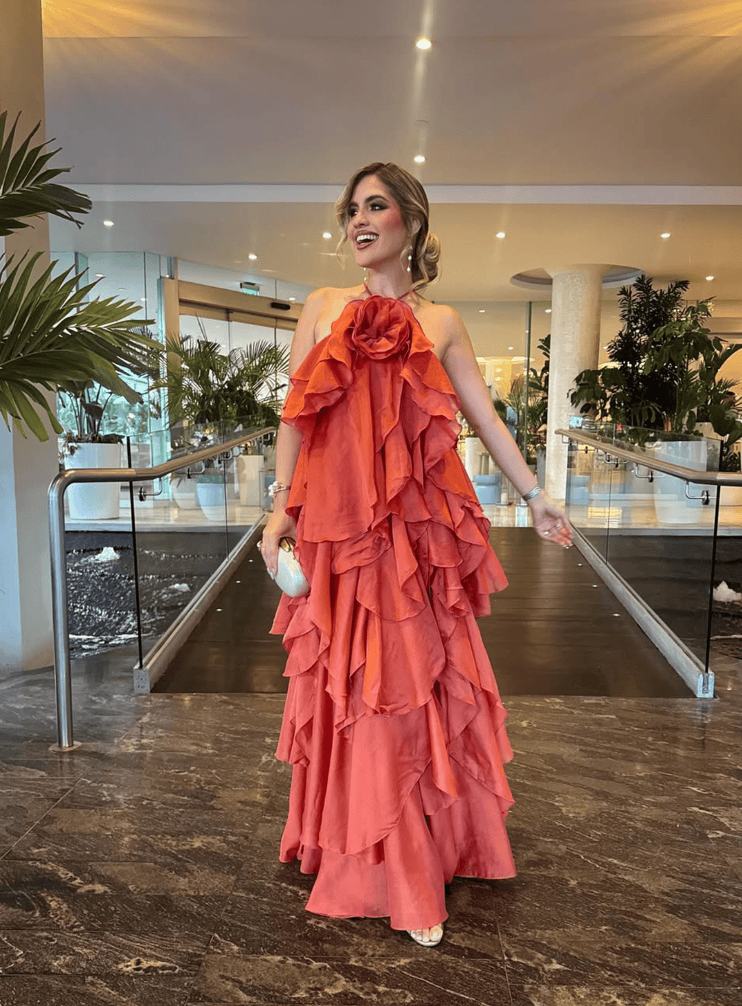 Damen Maxikleid mit Nackenträgern Blütenapplikation und mehrlagigen Volants