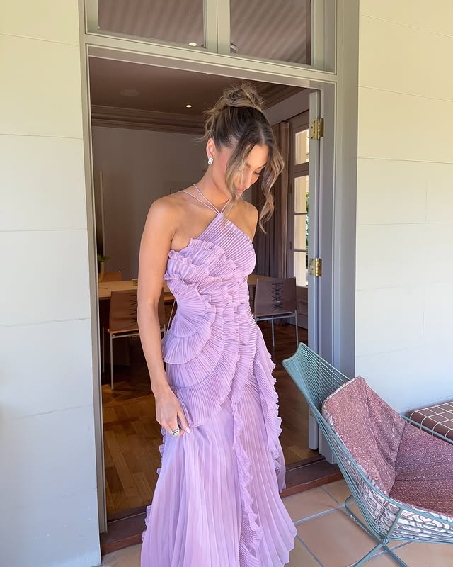 Damen Maxikleid mit Neckholder, Faltenstruktur und Rüschendetails-Maxi Dress-Alpenkind