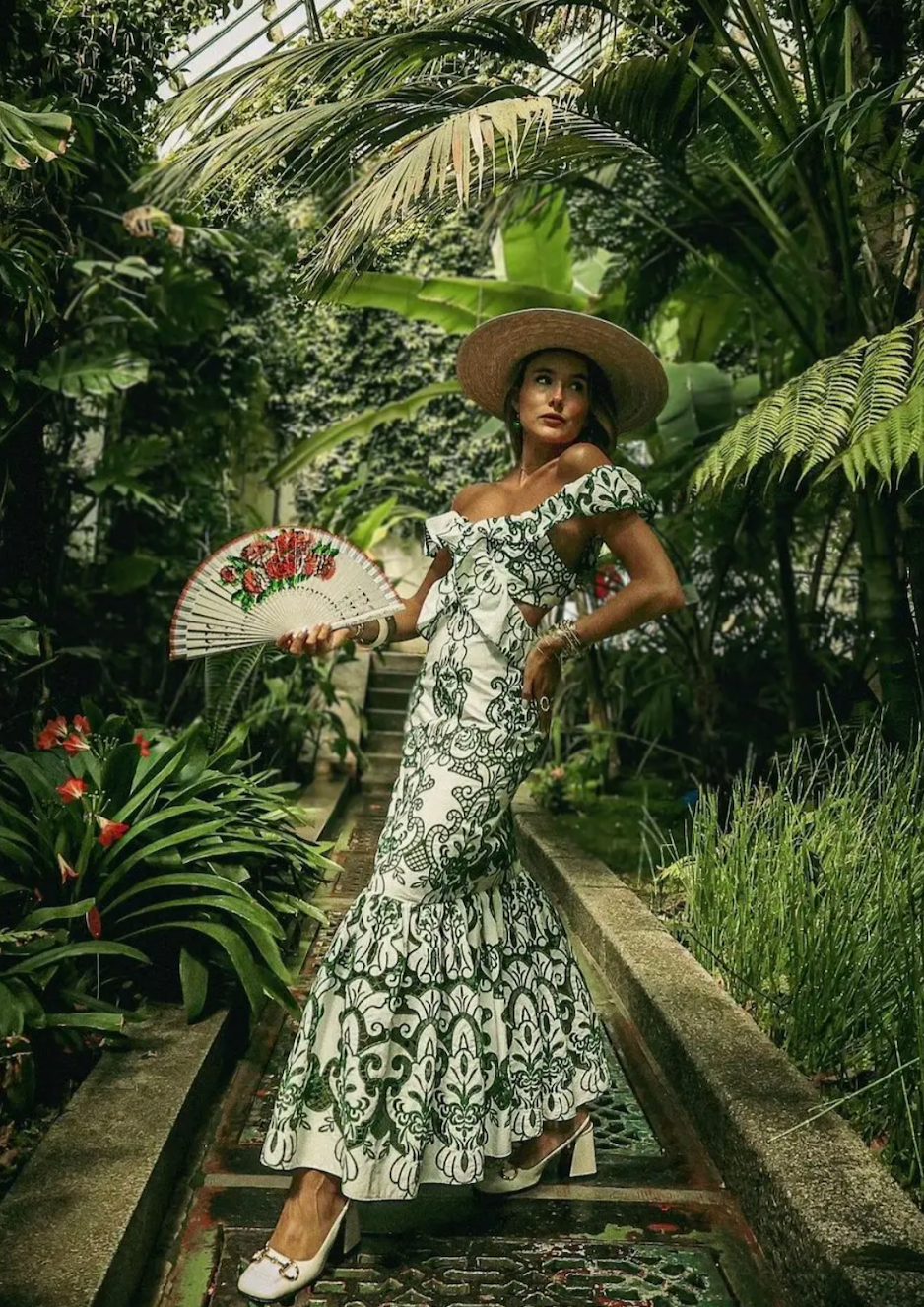 Damen Maxikleid mit Ornamentmuster V-Ausschnitt Rüschenträgern und offenem Rücken