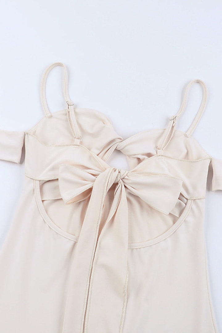 Damen Maxikleid mit schulterfreien Ärmelmanschetten und geknoteter Bustpartie und Öffnung