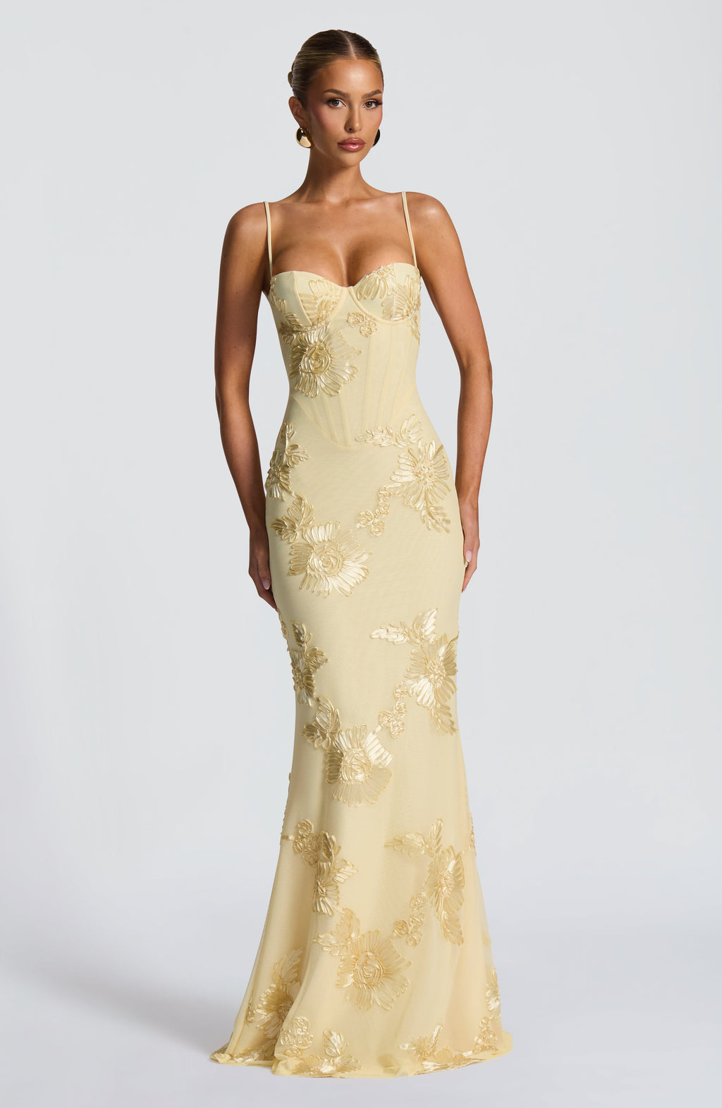 Damen Maxikleid mit Spaghettiträgern und Herzausschnitt mit erhabenen floralen Applikationen