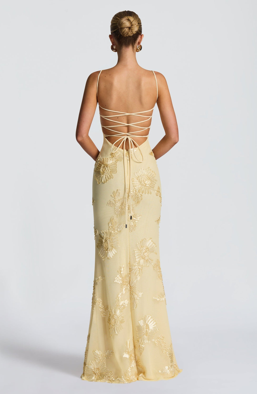 Damen Maxikleid mit Spaghettiträgern und Herzausschnitt mit erhabenen floralen Applikationen