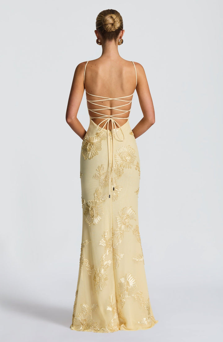 Damen Maxikleid mit Spaghettiträgern und Herzausschnitt mit erhabenen floralen Applikationen
