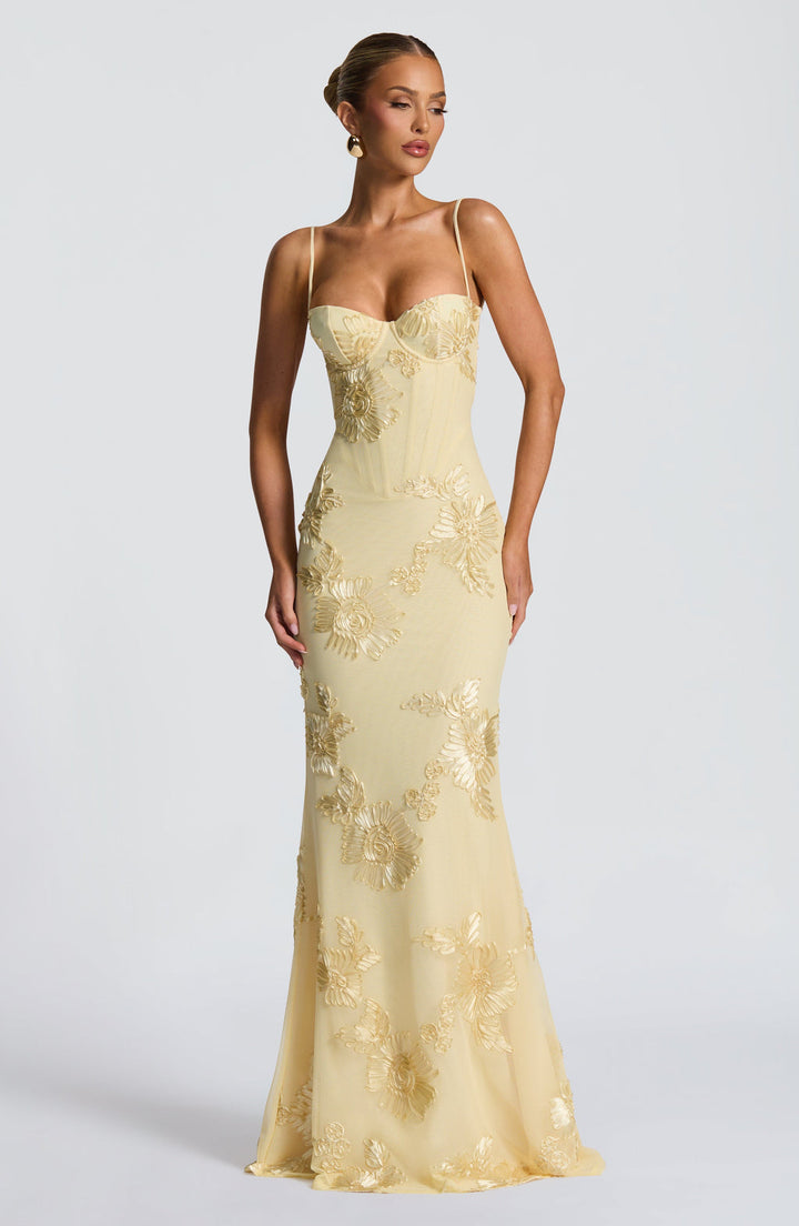 Damen Maxikleid mit Spaghettiträgern und Herzausschnitt mit erhabenen floralen Applikationen