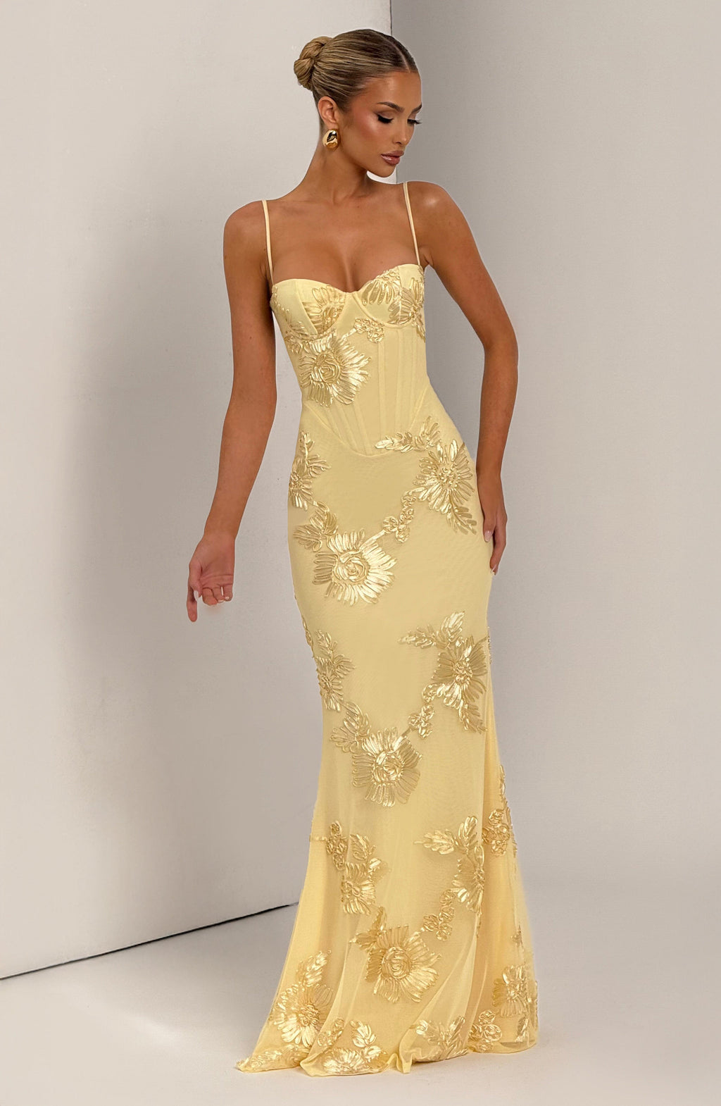 Damen Maxikleid mit Spaghettiträgern und Herzausschnitt mit erhabenen floralen Applikationen
