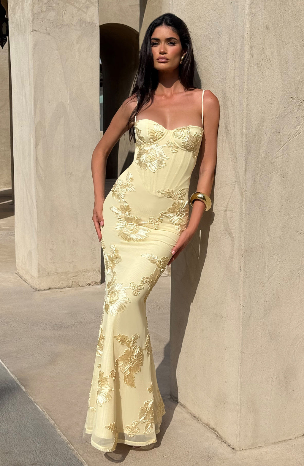 Damen Maxikleid mit Spaghettiträgern und Herzausschnitt mit erhabenen floralen Applikationen