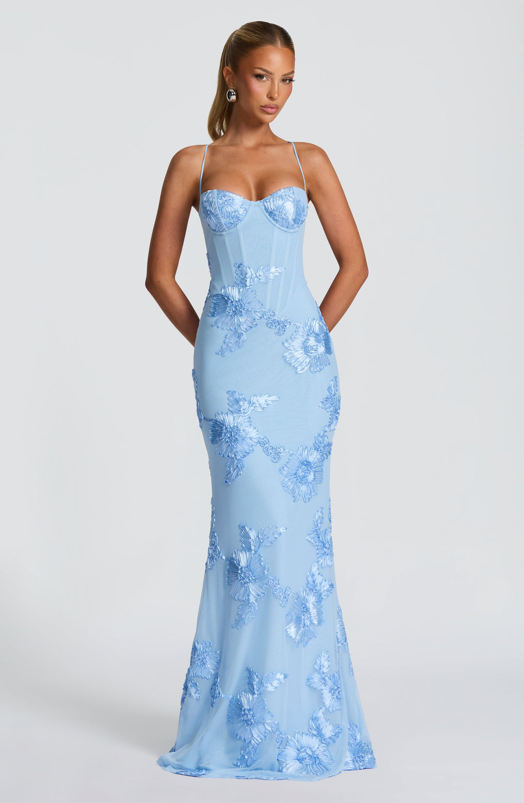 Damen Maxikleid mit Spaghettiträgern und Herzausschnitt mit erhabenen floralen Applikationen
