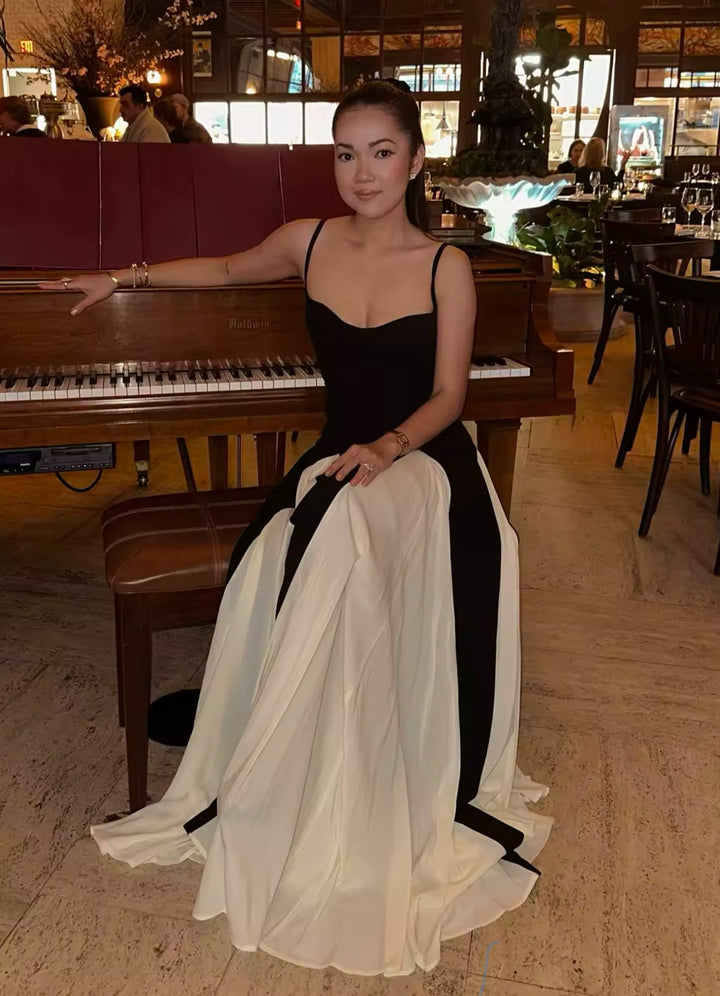 Damen Maxikleid mit Spaghettiträgern und Herzausschnitt mit kontrastfarbenen weißen Bahnen am Rock