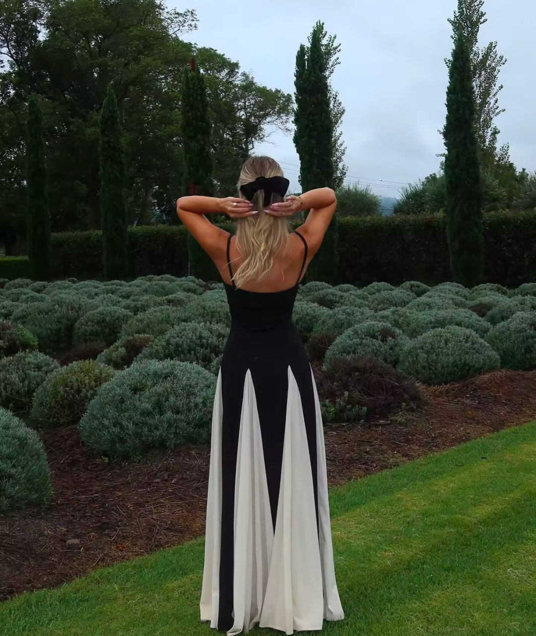 Damen Maxikleid mit Spaghettiträgern und Herzausschnitt mit kontrastfarbenen weißen Bahnen am Rock