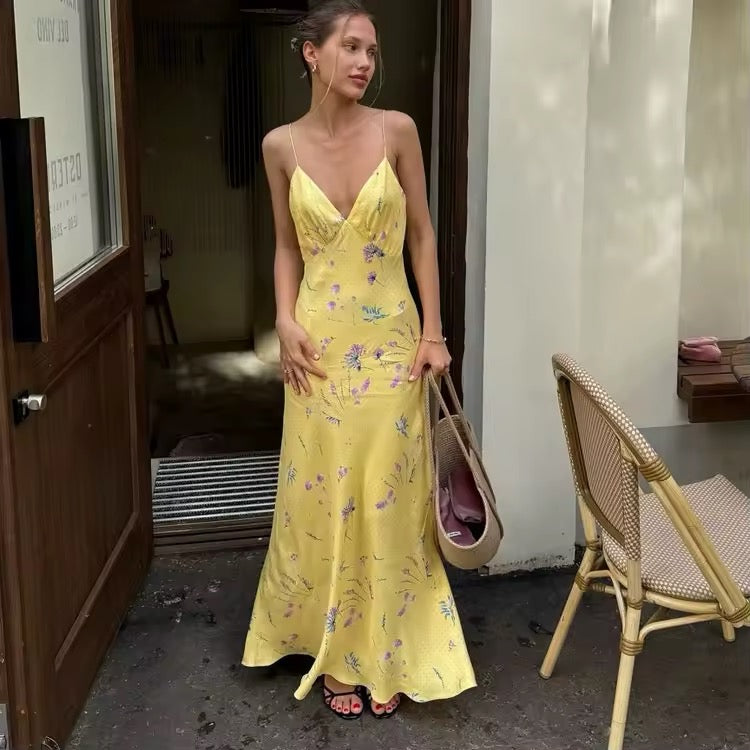 Damen Maxikleid mit Spaghettiträgern und V-Ausschnitt mit floralem Muster auf gelbem Untergrund
