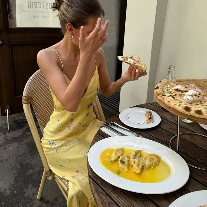 Damen Maxikleid mit Spaghettiträgern und V-Ausschnitt mit floralem Muster auf gelbem Untergrund