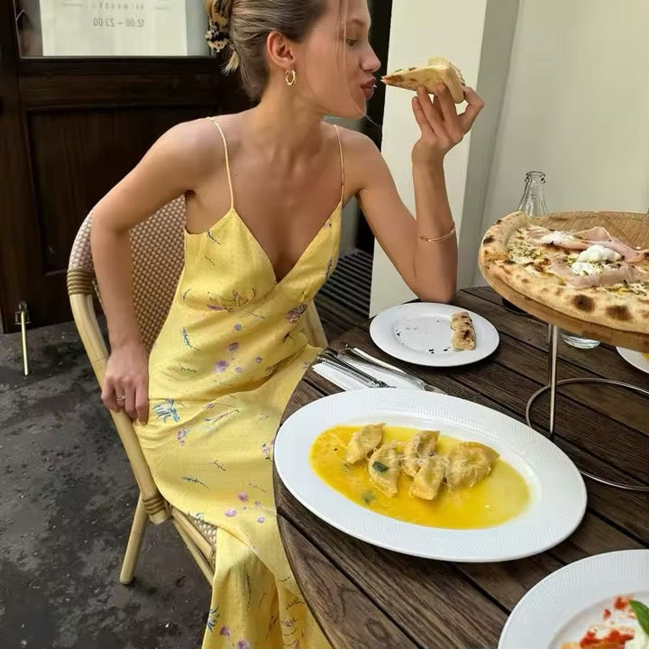 Damen Maxikleid mit Spaghettiträgern und V-Ausschnitt mit floralem Muster auf gelbem Untergrund