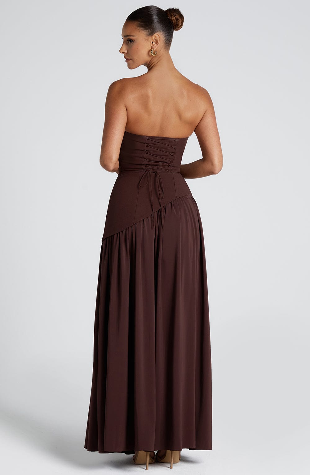 Damen Maxikleid trägerlos mit asymmetrischem Oberteil Beinschlitz und Schal am Hals