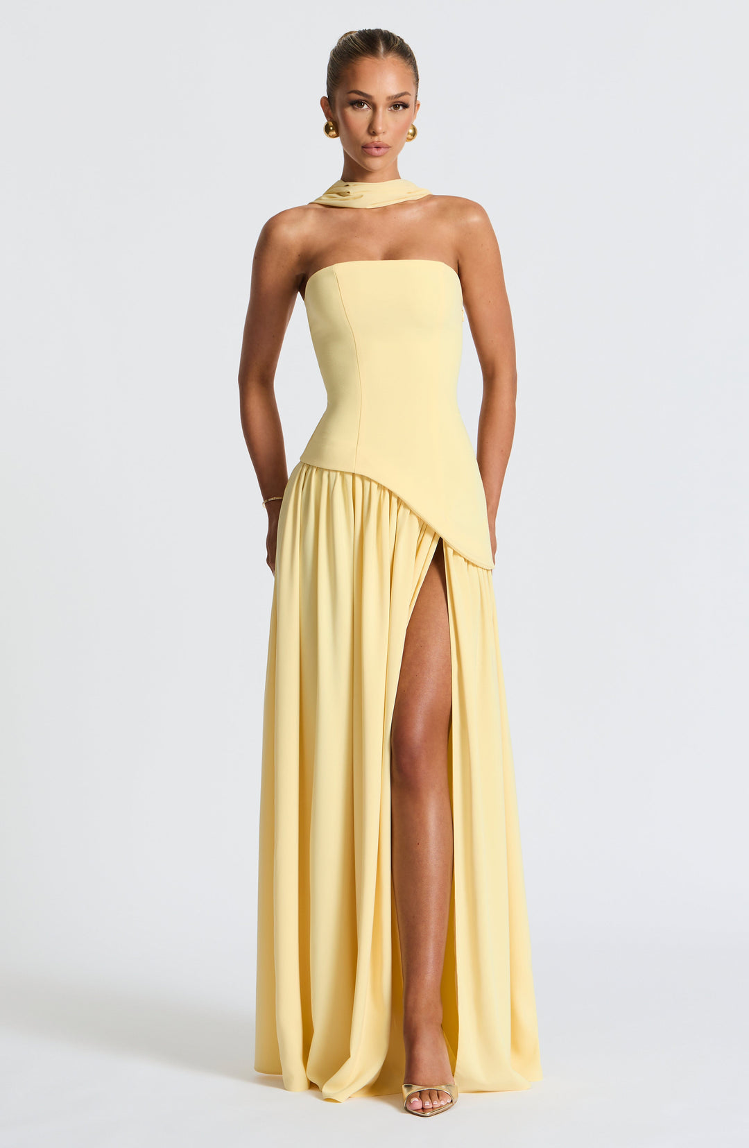 Damen Maxikleid trägerlos mit asymmetrischem Oberteil Beinschlitz und Schal am Hals