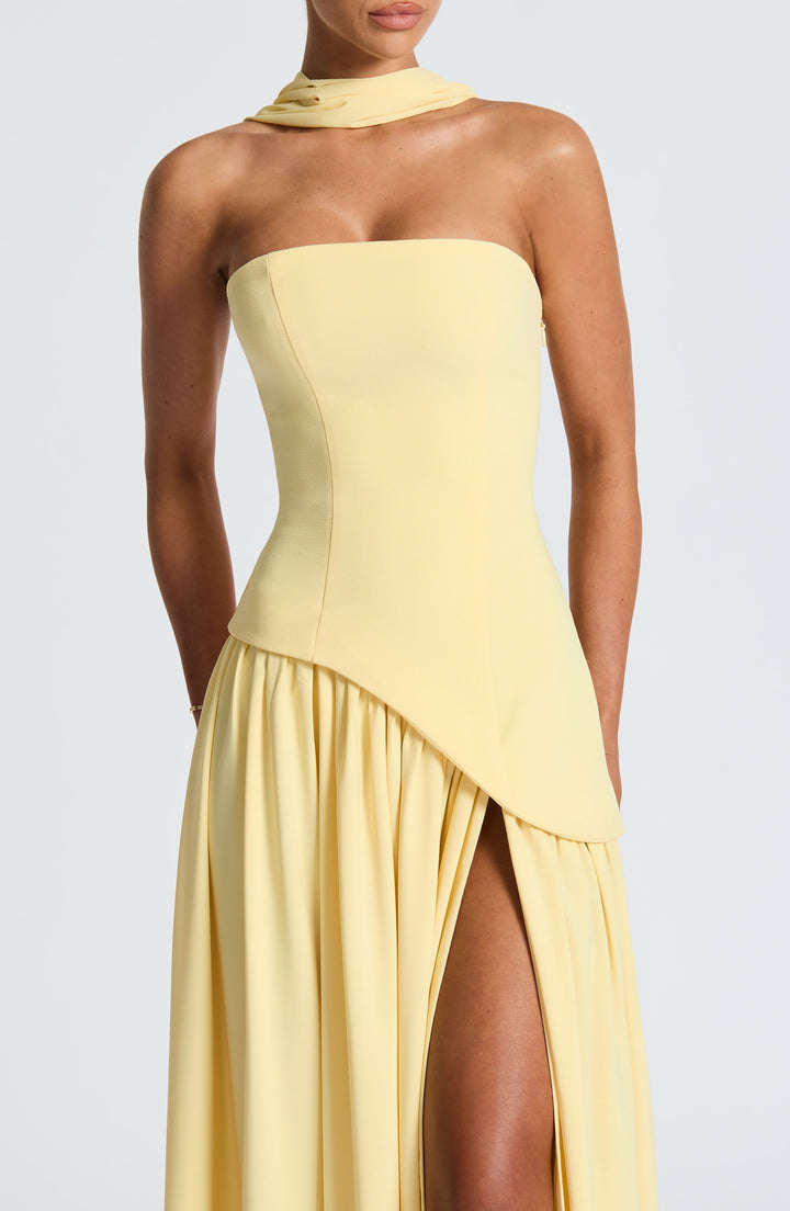 Damen Maxikleid trägerlos mit asymmetrischem Oberteil Beinschlitz und Schal am Hals