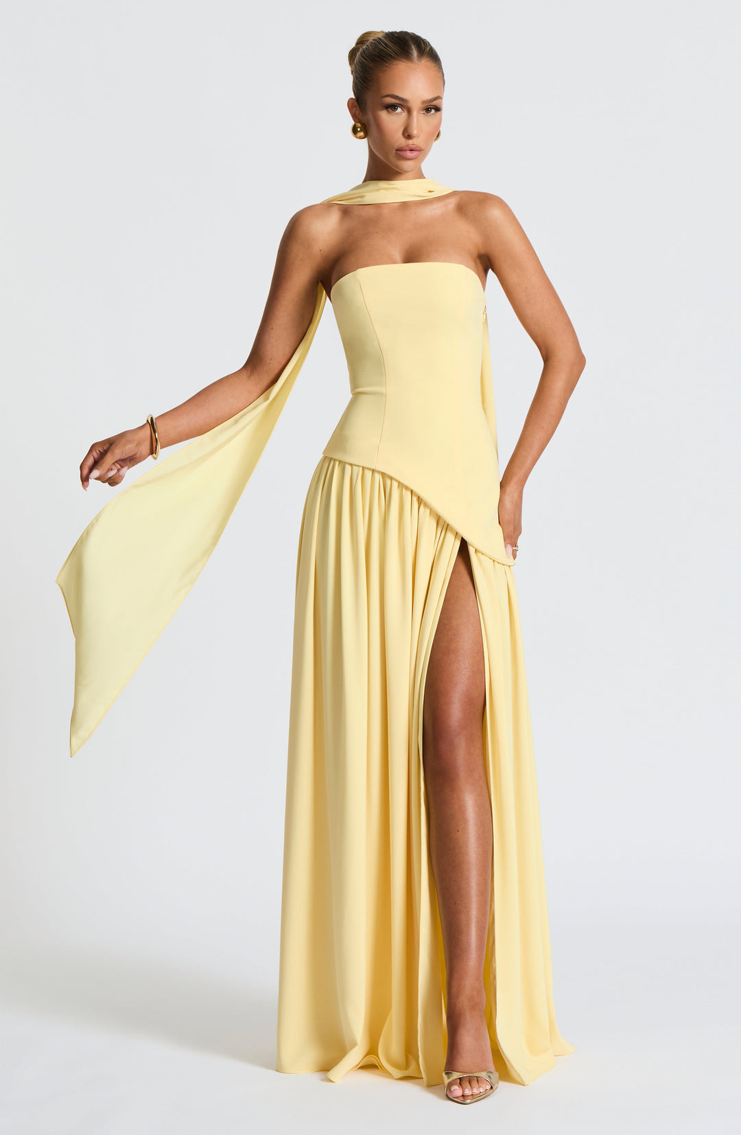 Damen Maxikleid trägerlos mit asymmetrischem Oberteil Beinschlitz und Schal am Hals