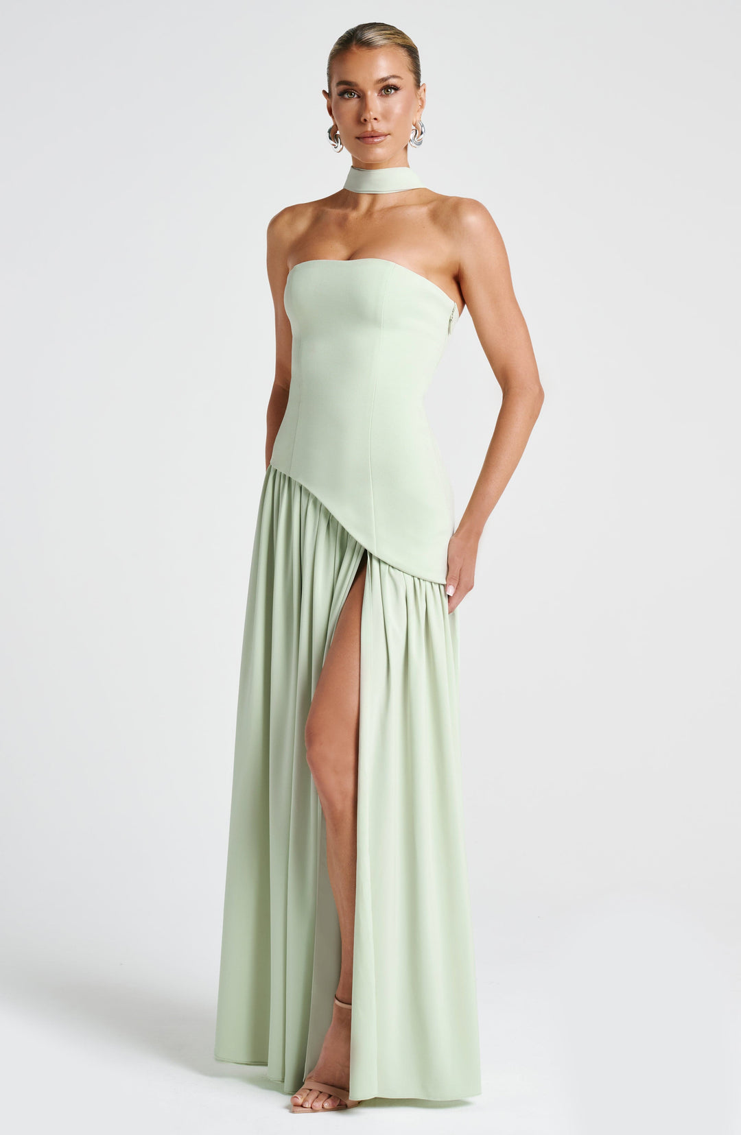 Damen Maxikleid trägerlos mit asymmetrischem Oberteil Beinschlitz und Schal am Hals