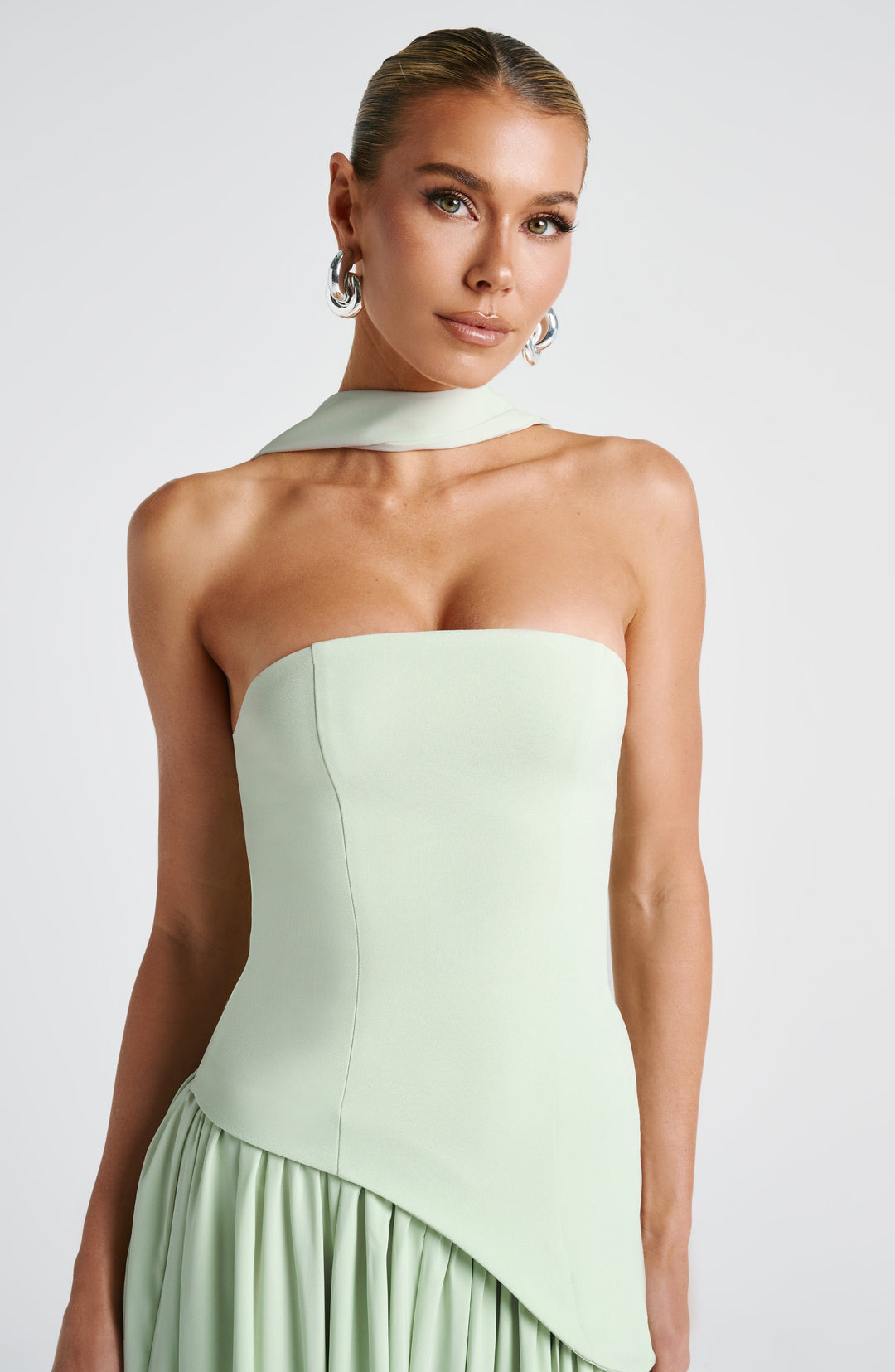 Damen Maxikleid trägerlos mit asymmetrischem Oberteil Beinschlitz und Schal am Hals