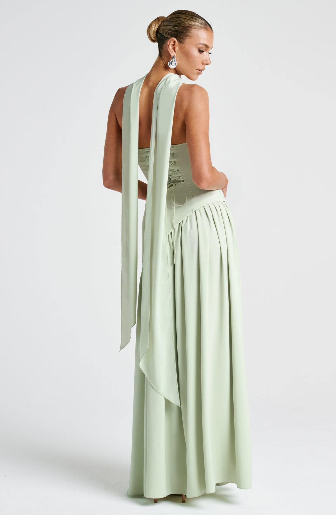 Damen Maxikleid trägerlos mit asymmetrischem Oberteil Beinschlitz und Schal am Hals