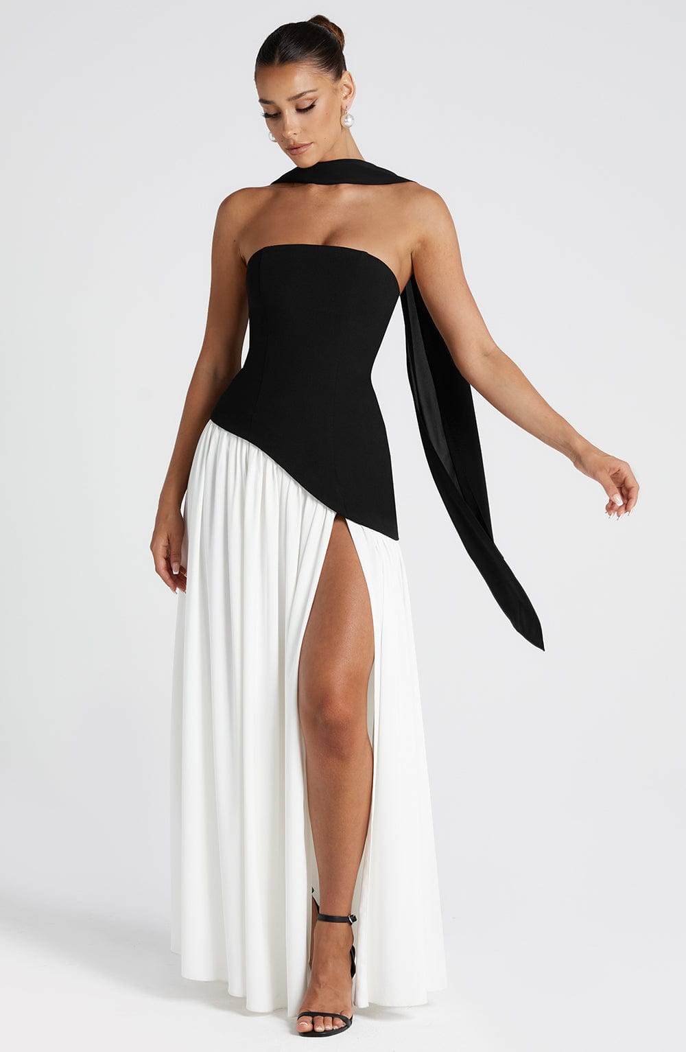 Damen Maxikleid trägerlos mit asymmetrischem Oberteil Beinschlitz und Schal am Hals