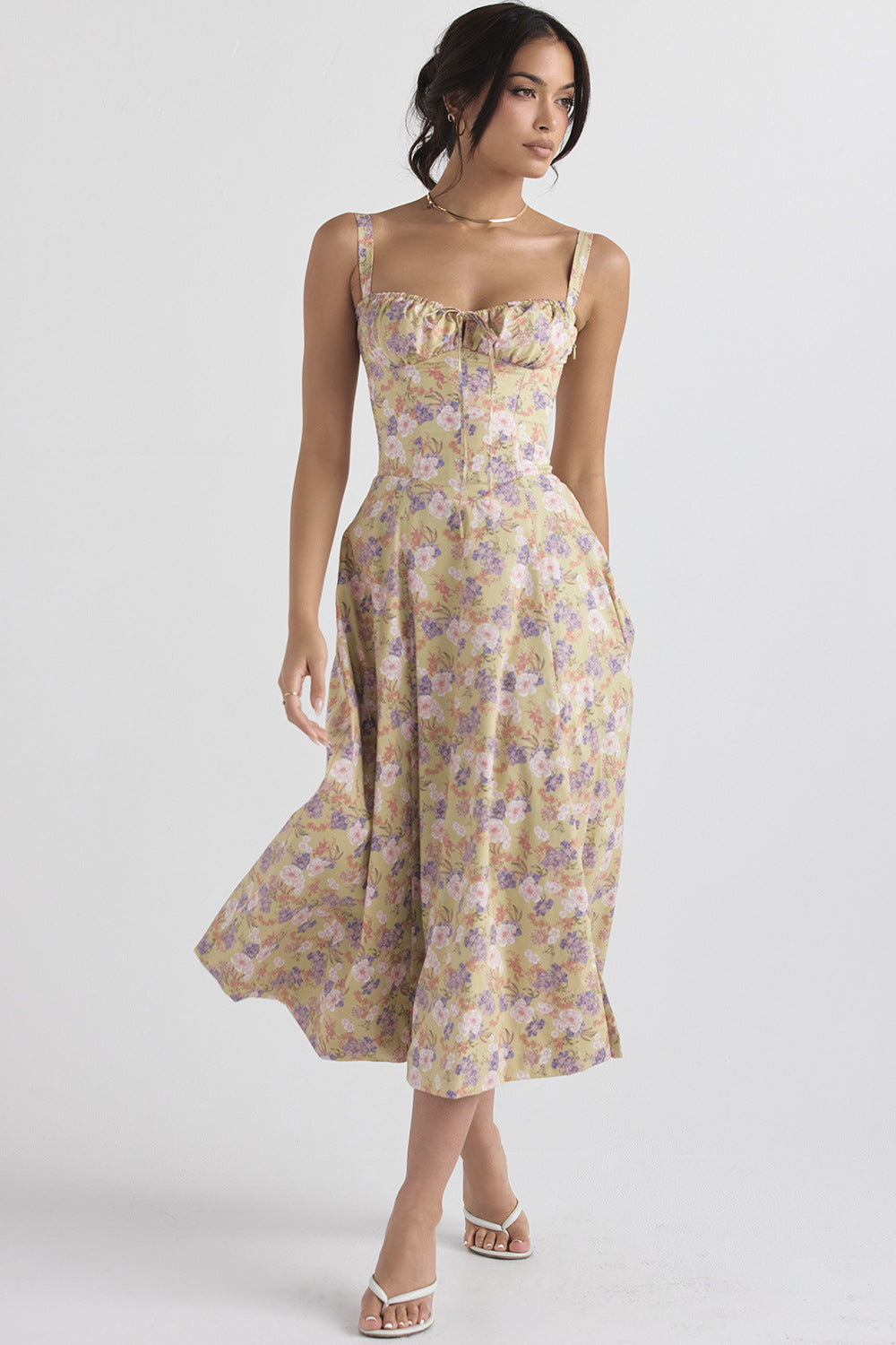 Damen Midikleid mit Herzausschnitt und breiten Trägern mit Ziernähten am Oberteil und Blumenmuster