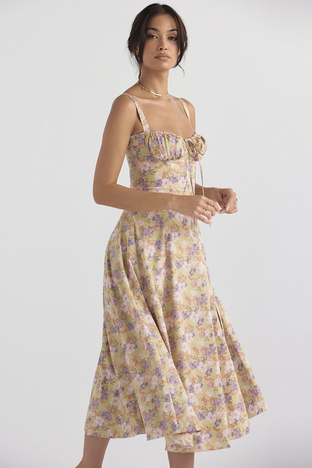 Damen Midikleid mit Herzausschnitt und breiten Trägern mit Ziernähten am Oberteil und Blumenmuster