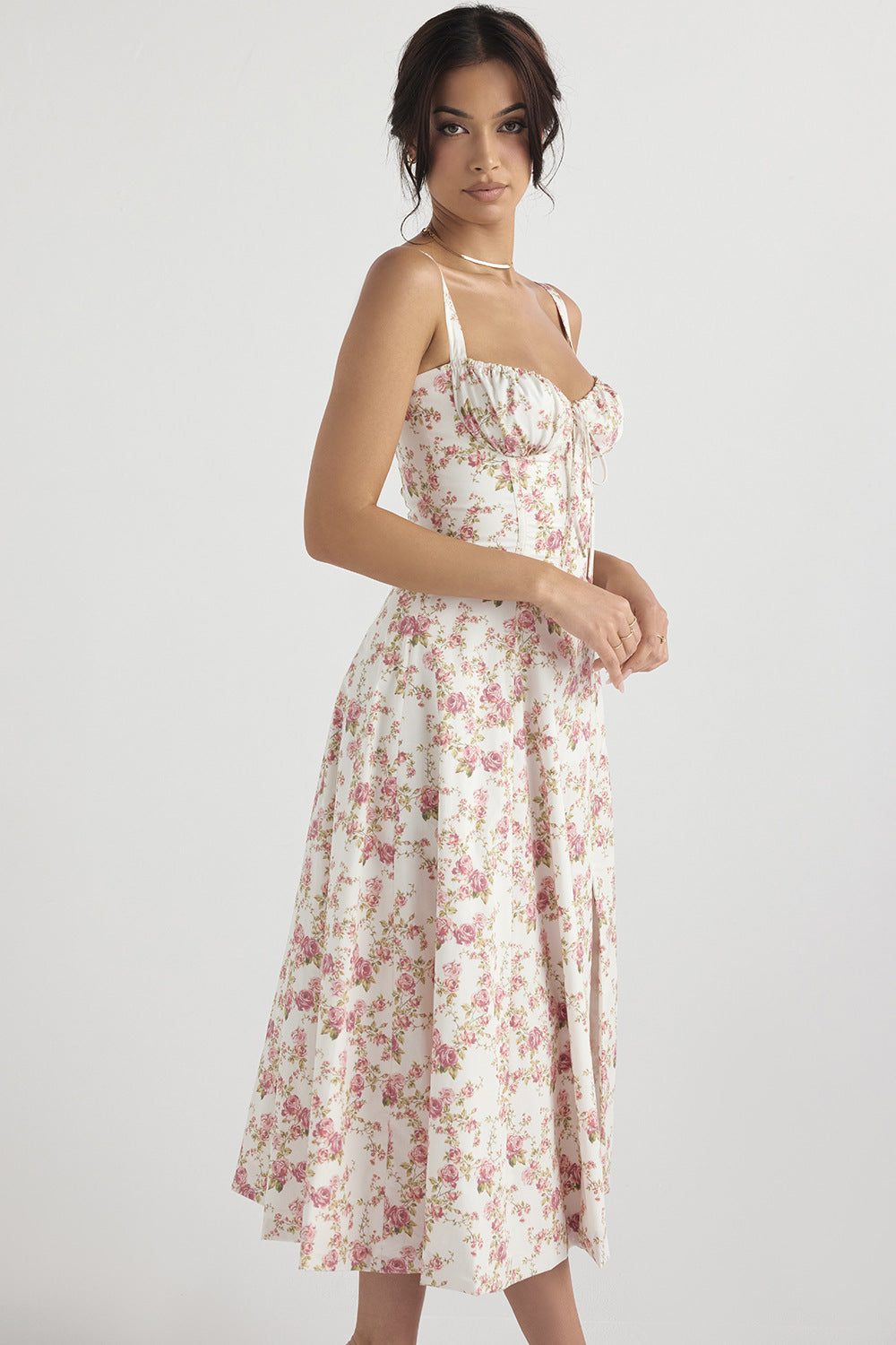 Damen Midikleid mit Herzausschnitt und breiten Trägern mit Ziernähten am Oberteil und Blumenmuster