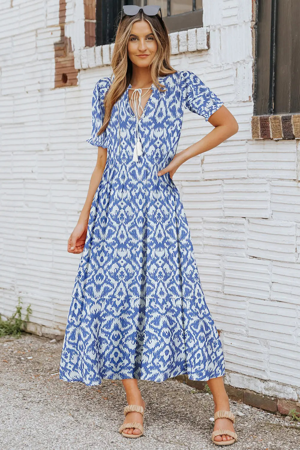 Damen Midikleid mit V-Ausschnitt und Quastenbändern sowie Kurzen Puffärmeln und Stufenrock